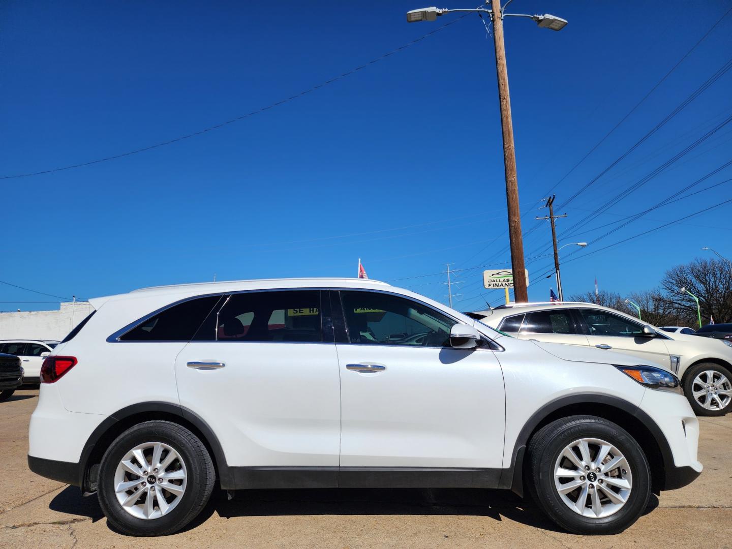 2019 DIAMOND WHITE Kia Sorento LX (5XYPG4A32KG) , AUTO transmission, located at 2660 S.Garland Avenue, Garland, TX, 75041, (469) 298-3118, 32.885551, -96.655602 - Welcome to DallasAutos4Less, one of the Premier BUY HERE PAY HERE Dealers in the North Dallas Area. We specialize in financing to people with NO CREDIT or BAD CREDIT. We need proof of income, proof of residence, and a ID. Come buy your new car from us today!! This is a LIKE BRAND NEW 2019 KIA SOR - Photo#2